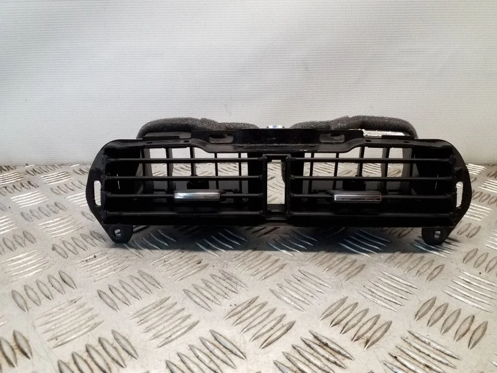 Dash center air vent grill DS7319K617AUW
