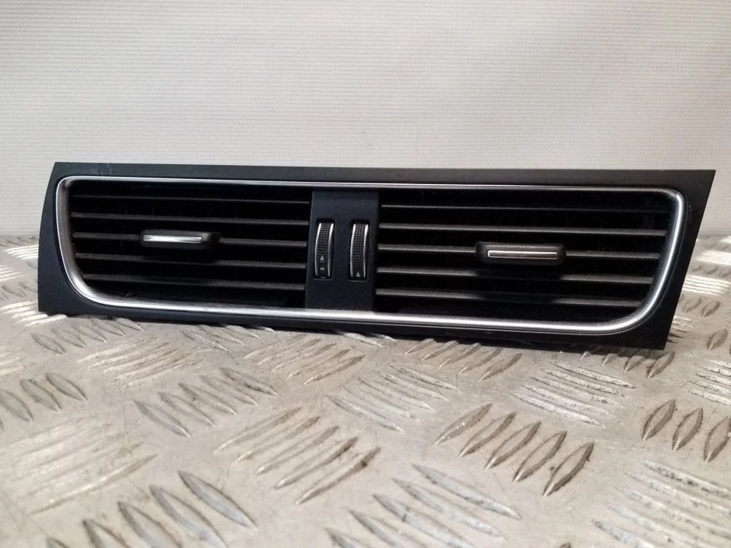 Dash center air vent grill 8T2820951E