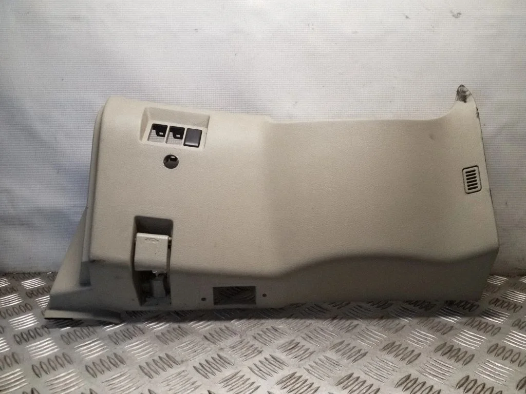 Armatuurlaua alumine viimistluspaneel 68106CG002