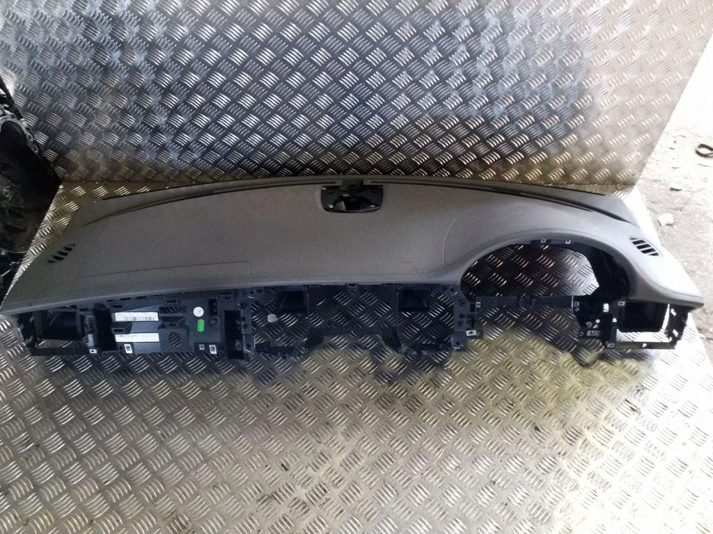 Dashboard 8X23F04320B