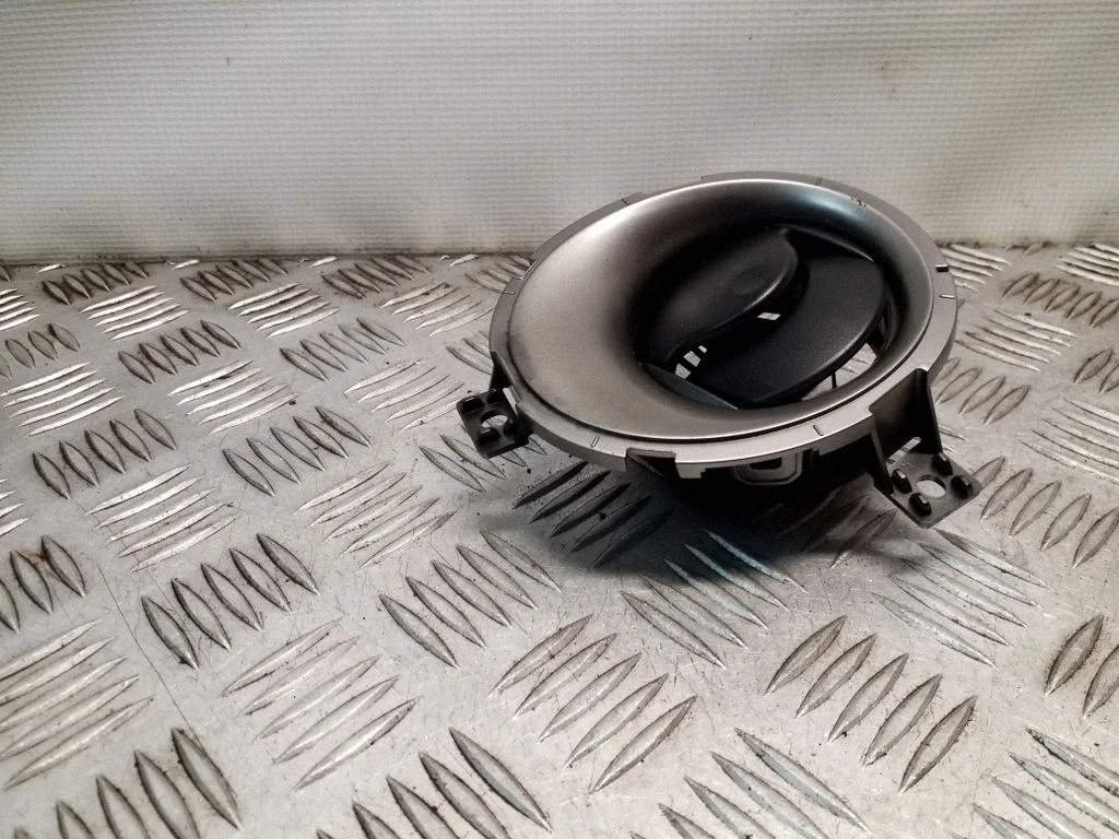 Armatuurlaua külje õhutusresti kate – Nissan Juke I F15 (2010-2018)