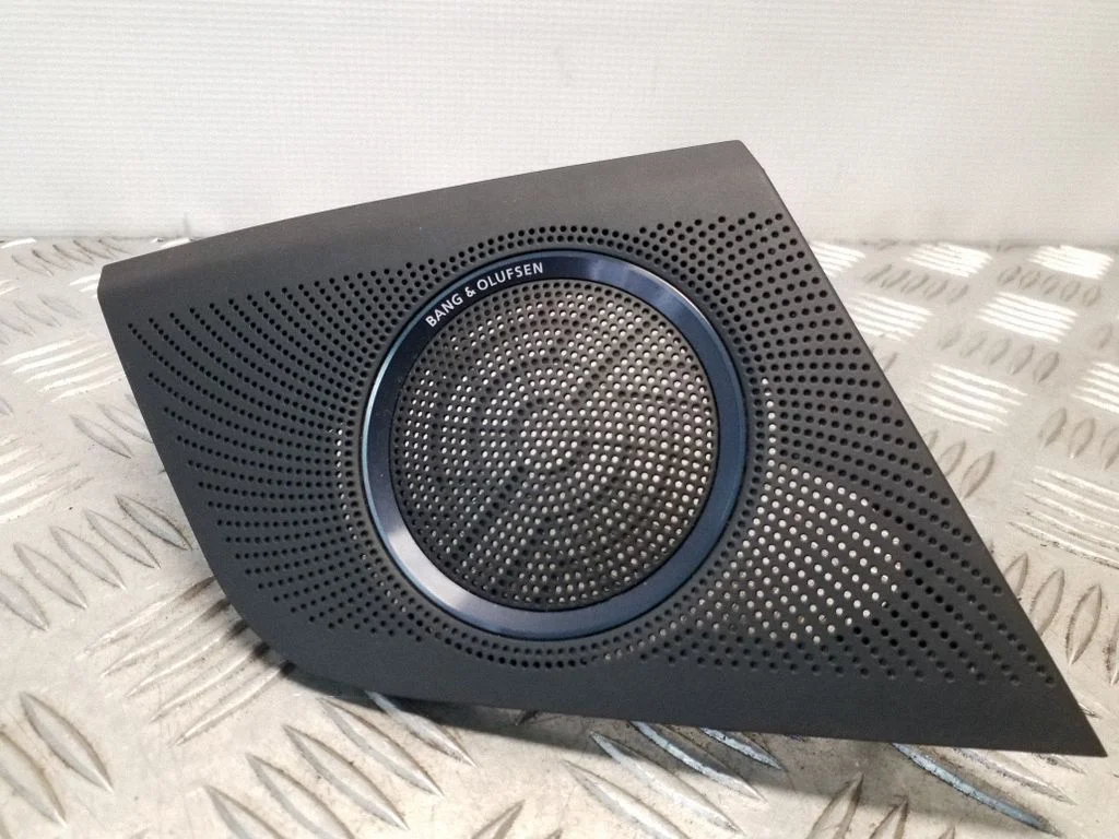 Side speaker trim/cover – right