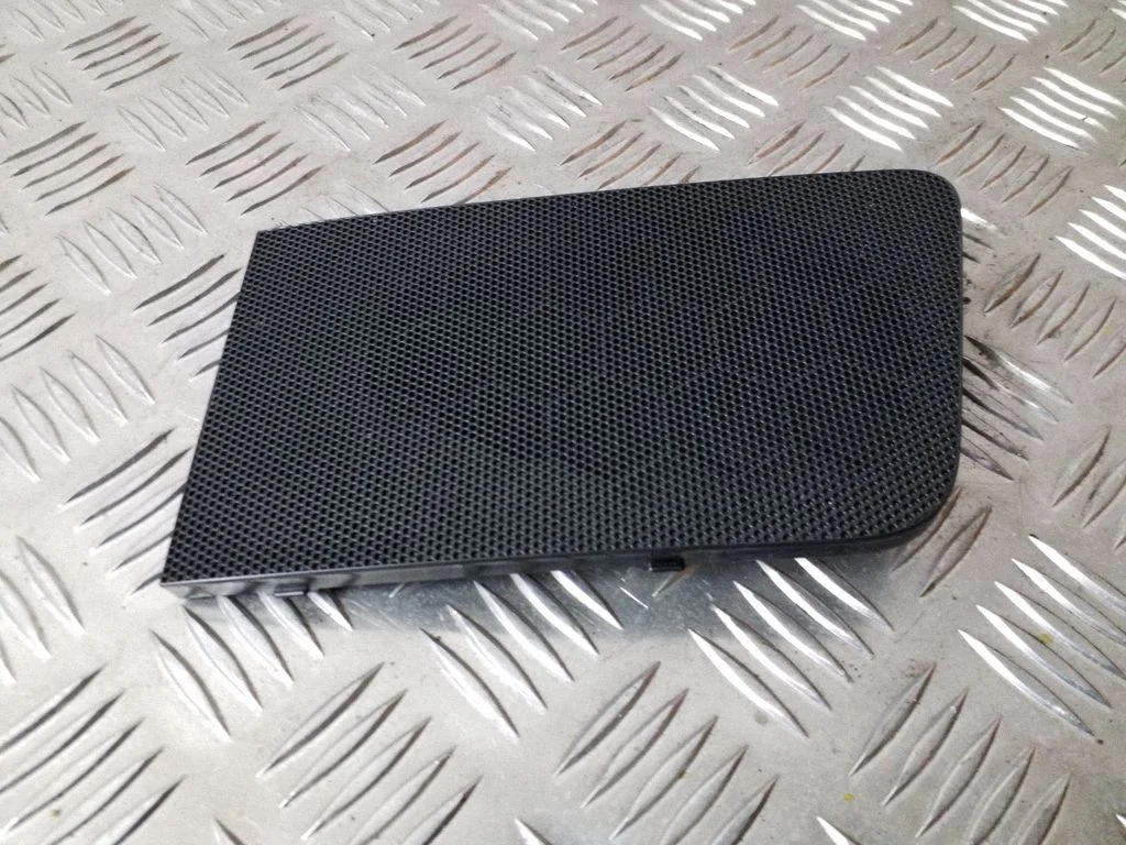 Side speaker trim/cover – Volkswagen Touran II (2010-2016)