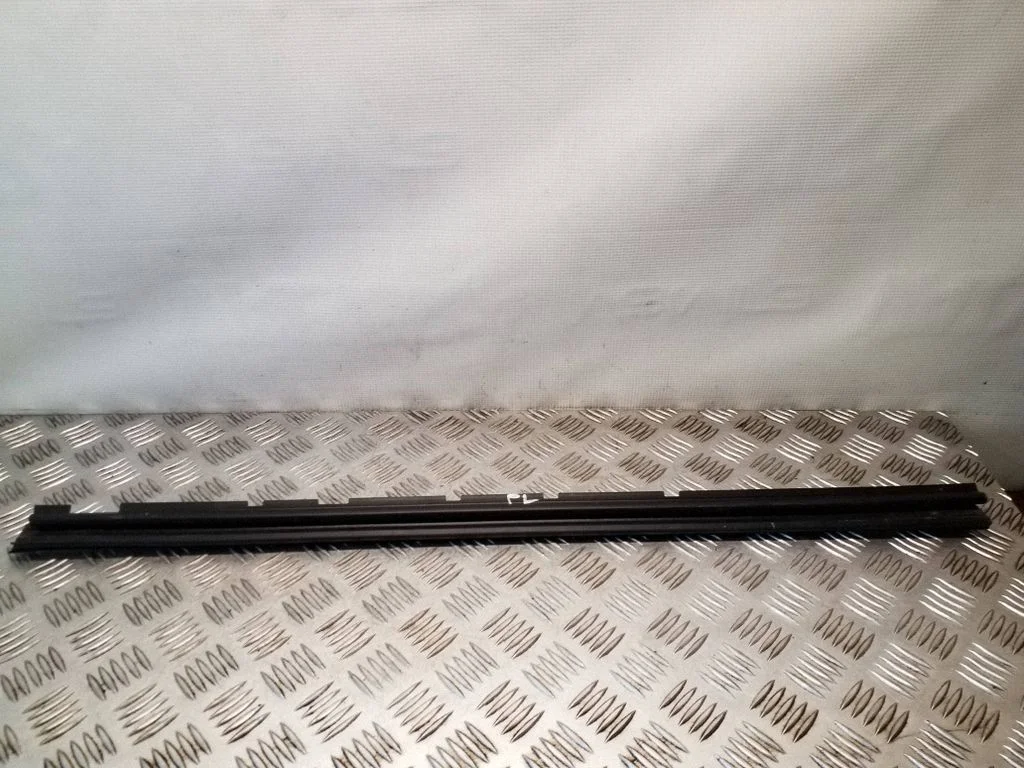 Other front door trim element – Volkswagen Touran II (2010-2016)