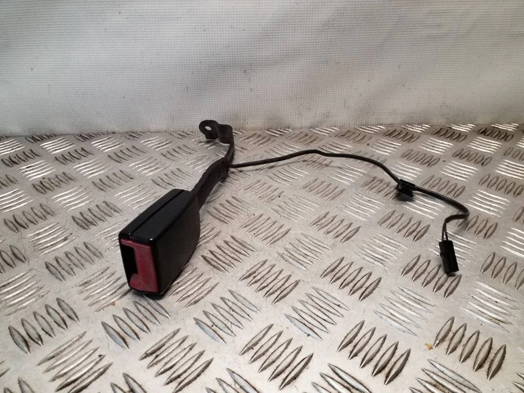 Front seatbelt buckle – Volkswagen Touran II (2010-2016)