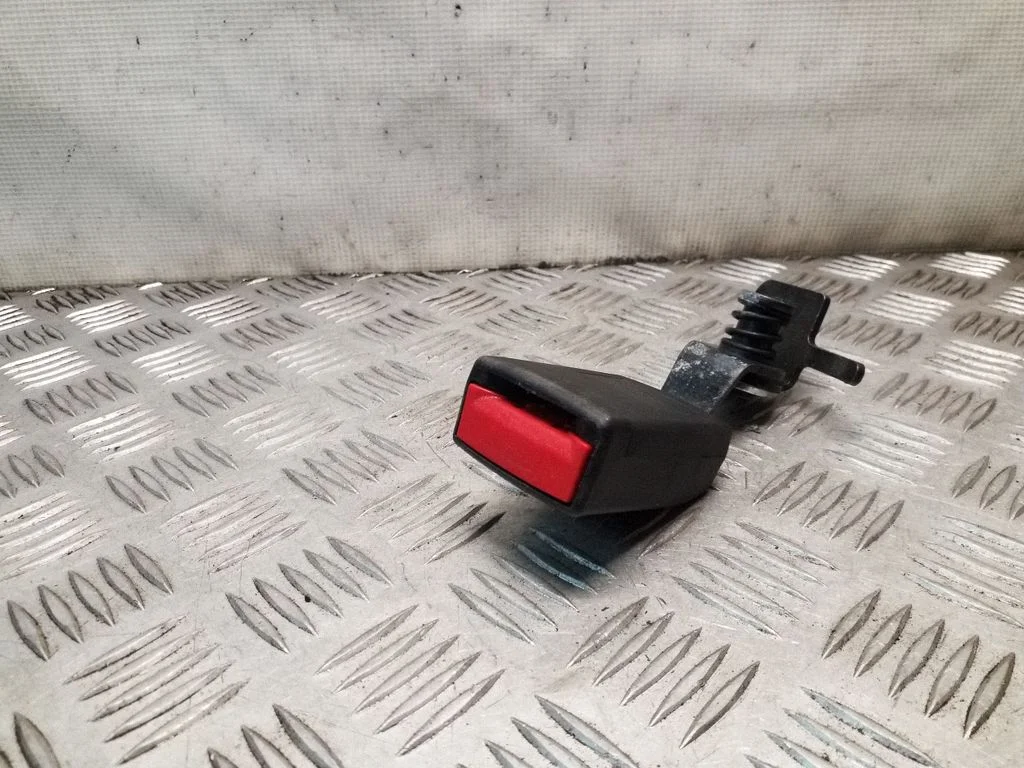 Rear seatbelt buckle 13267139