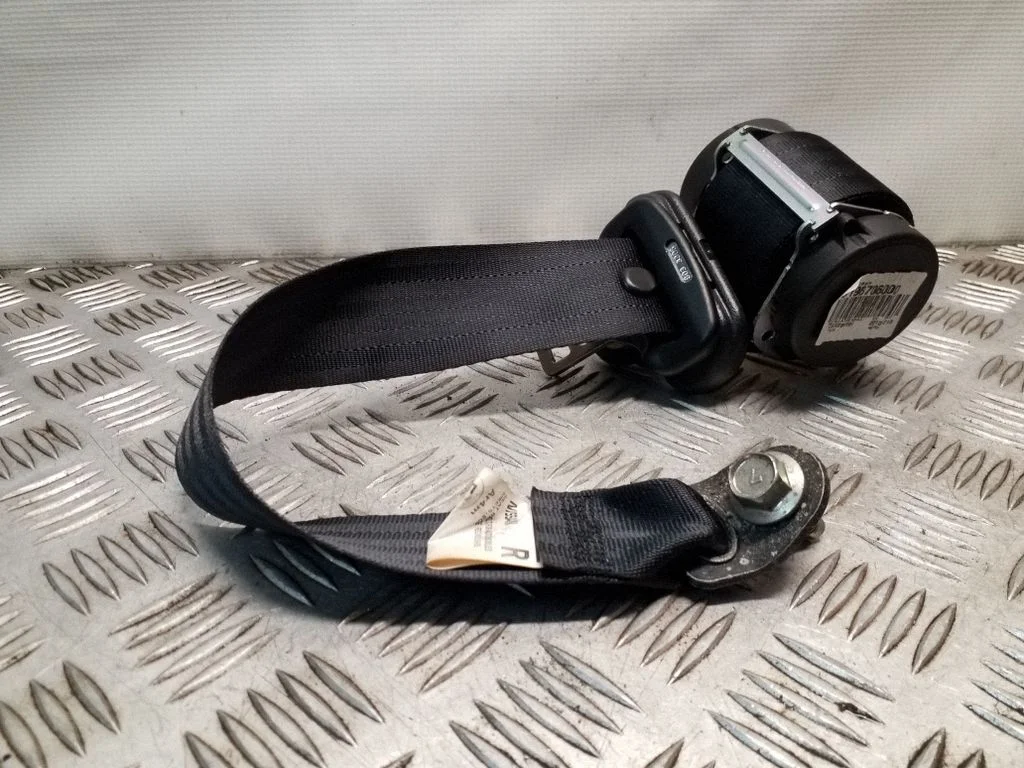 Rear seatbelt – Nissan Juke I F15 (2010-2018)