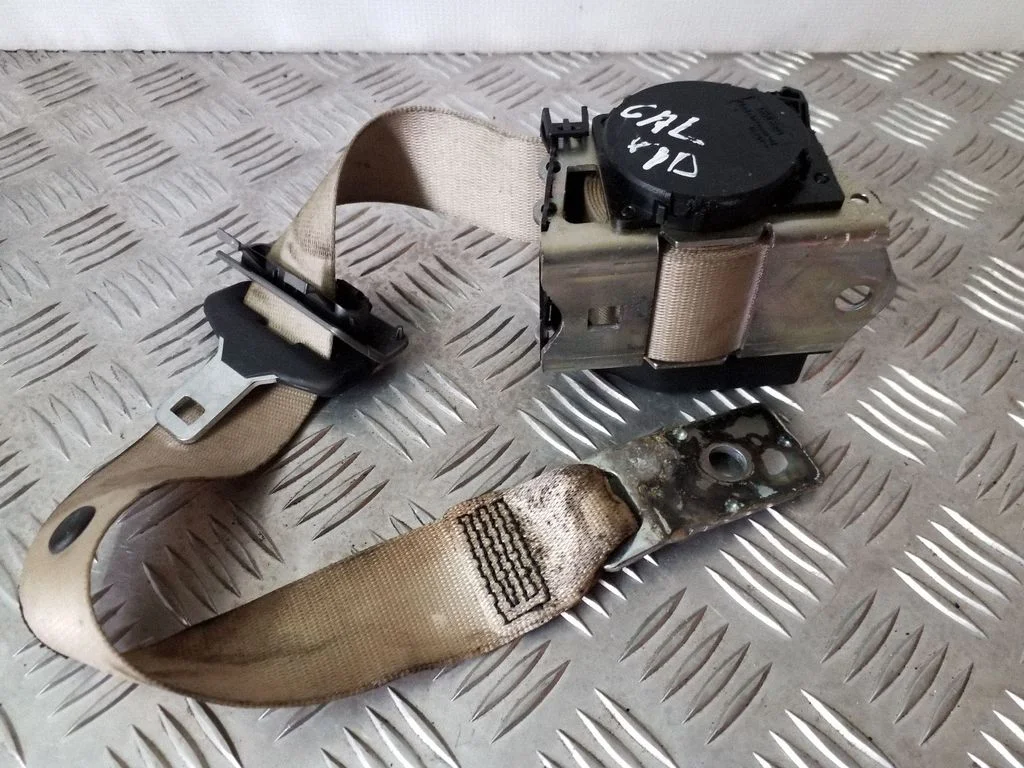 Middle seatbelt (rear) 33018223A
