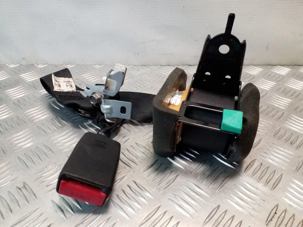 Middle seatbelt (rear) T86376T