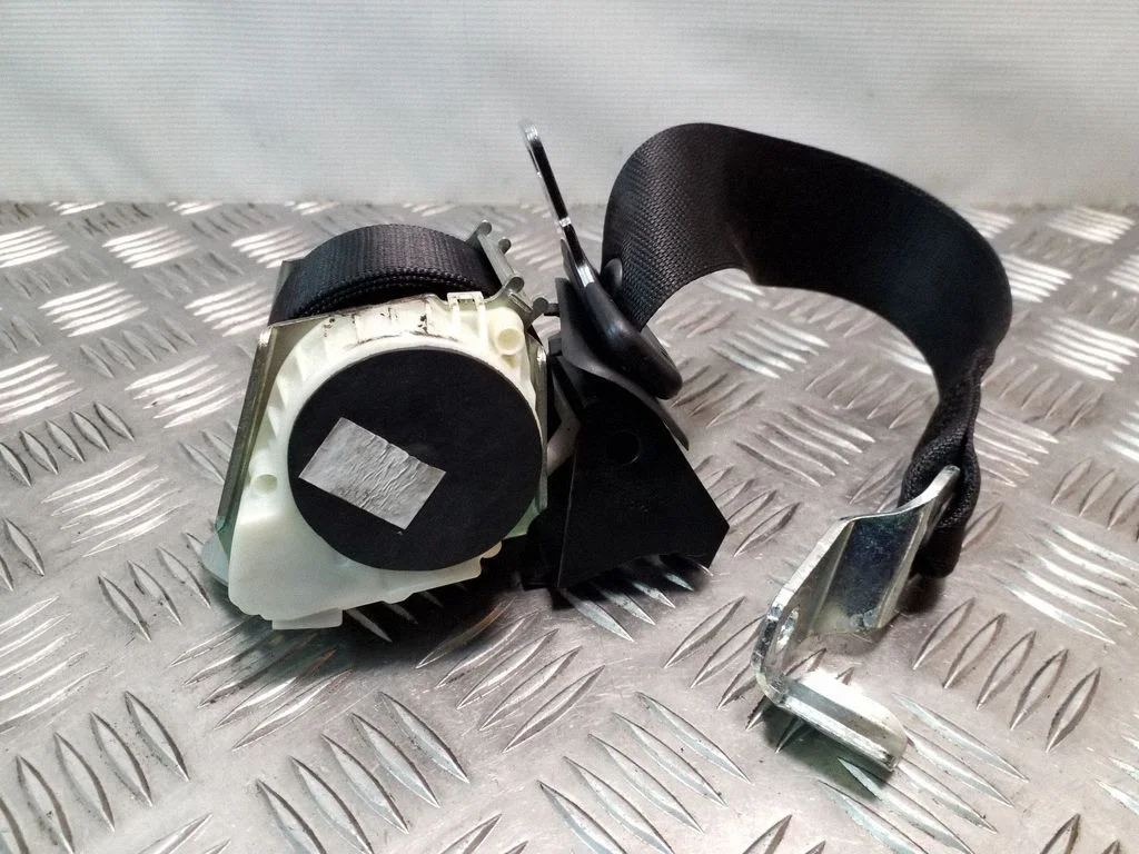 Middle seatbelt (rear)