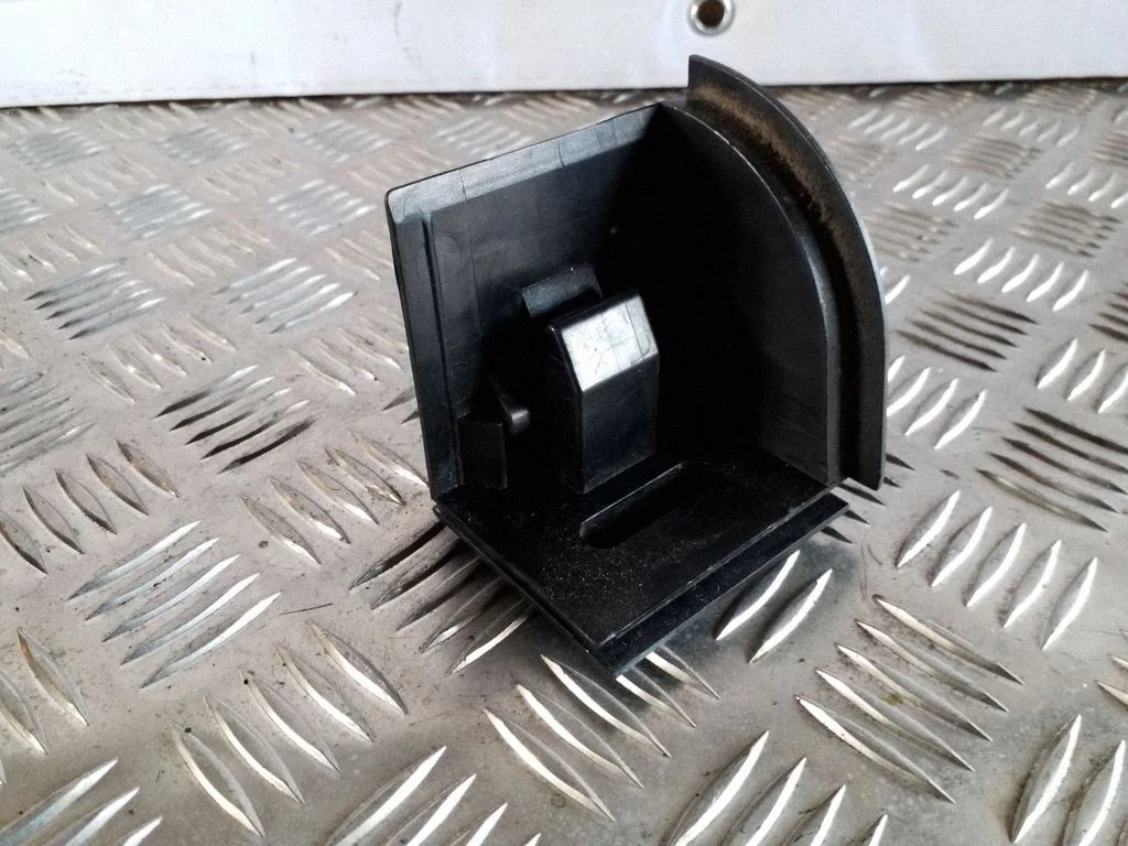 Bagažinės užuolaidos (štorkės) laikiklis