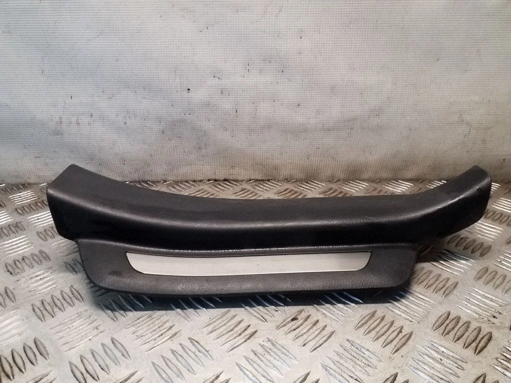 Rear sill trim cover 6793048060