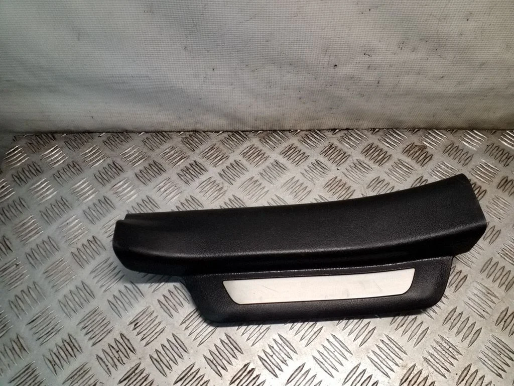 Rear sill trim cover 6794048060