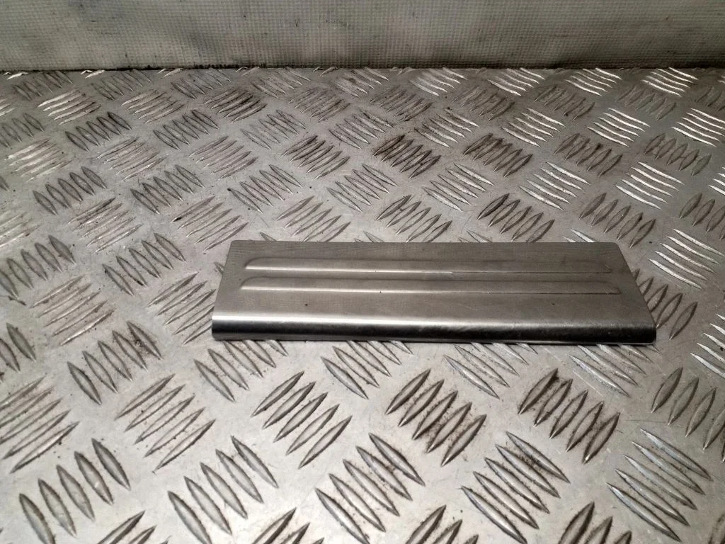 Rear sill trim cover – right