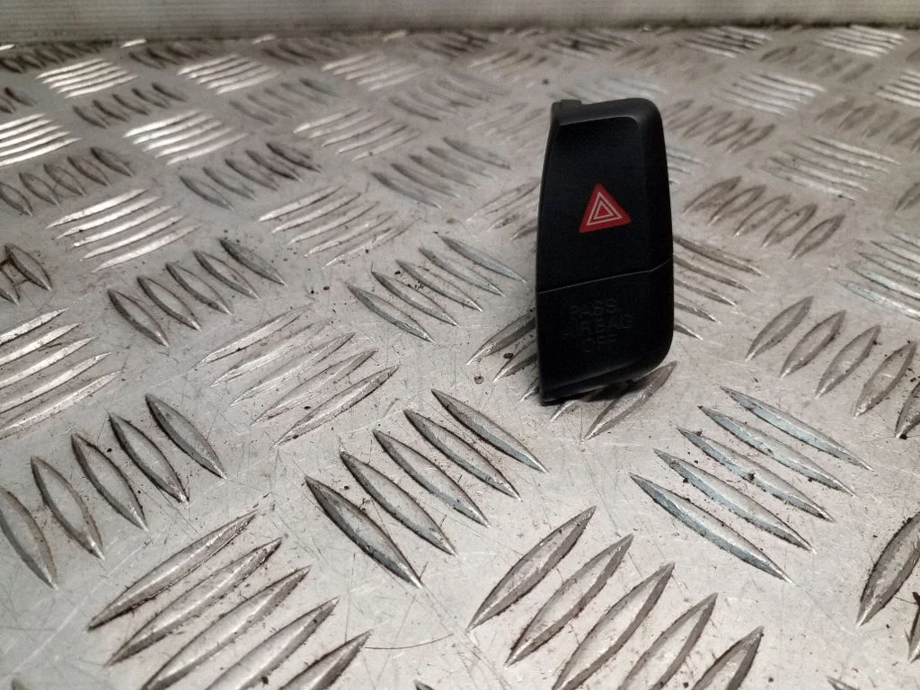 Avārijas gaismu slēdzis 8K2941509A