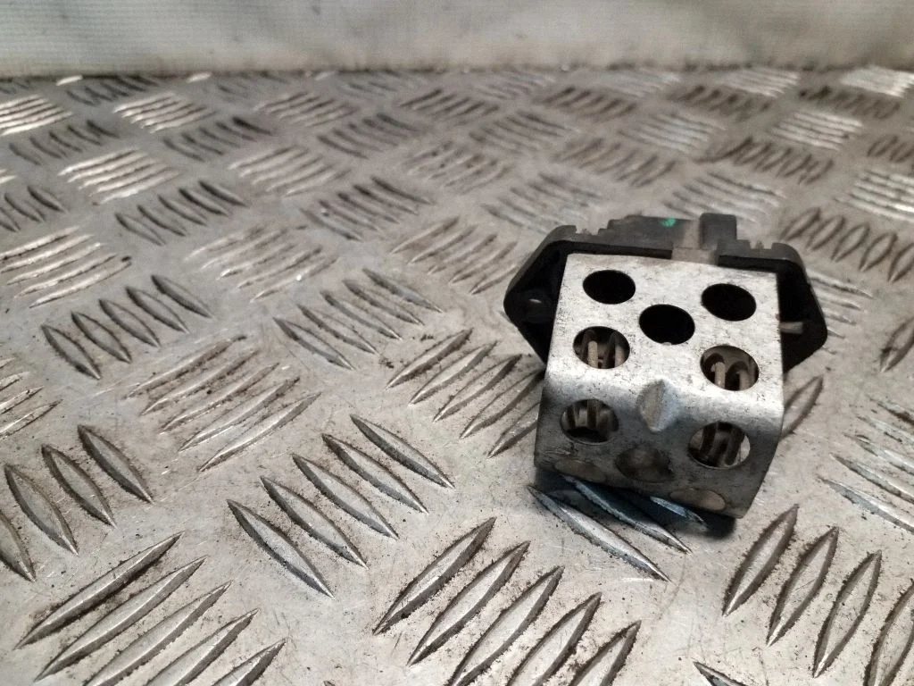 Coolant fan relay