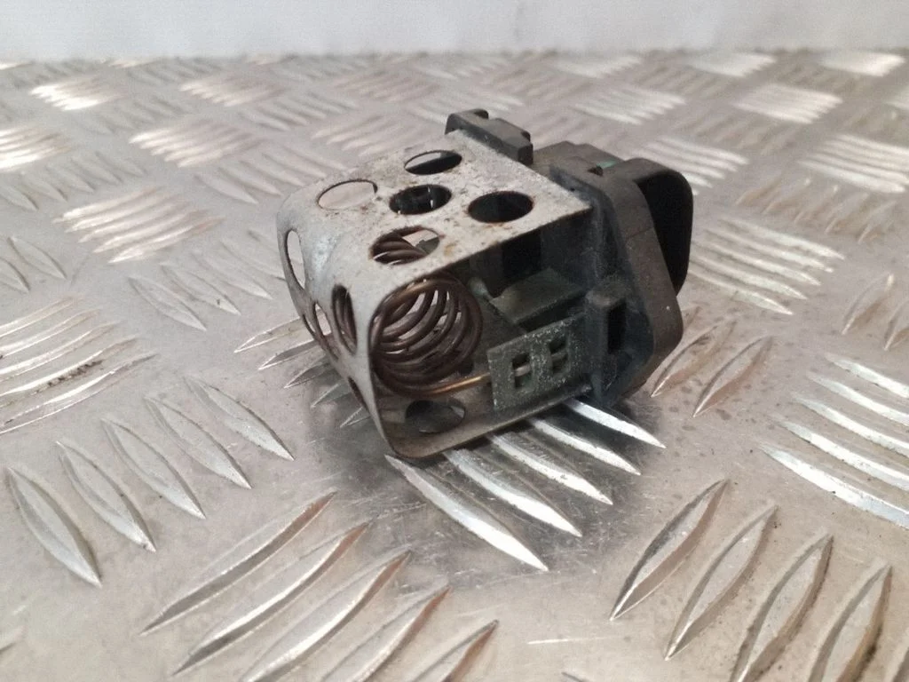 Coolant fan relay 8200034040