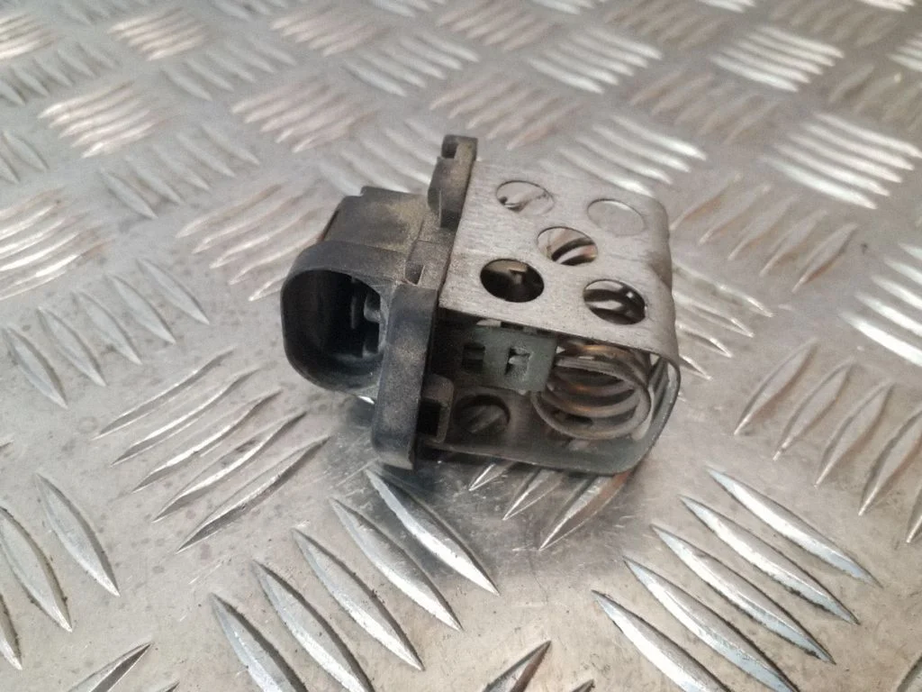 Coolant fan relay 8200034040