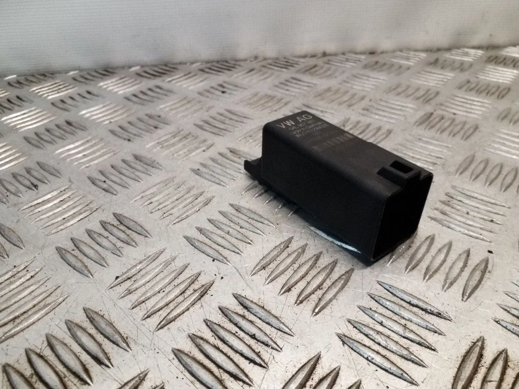 Eelsüüteküünalde relee 04L907281