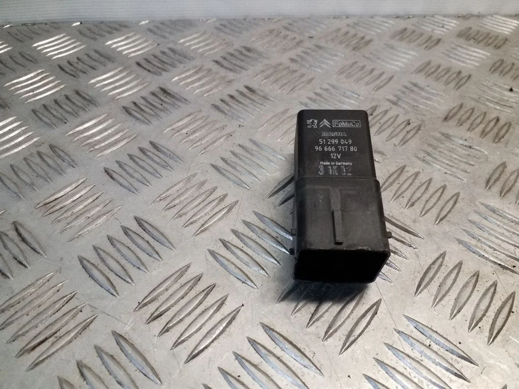 Eelsüüteküünalde relee 51299049