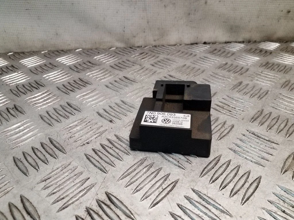 Fuel injection pump control unit/module 7N0906093