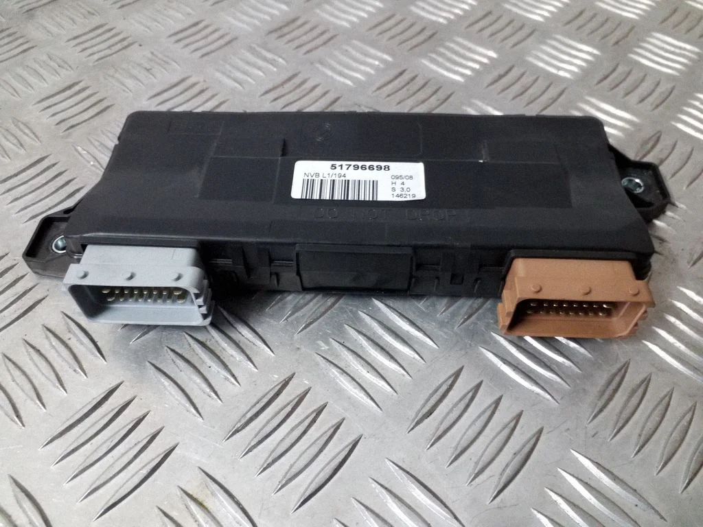 Centrālās slēgšanas vadības bloks 51796698