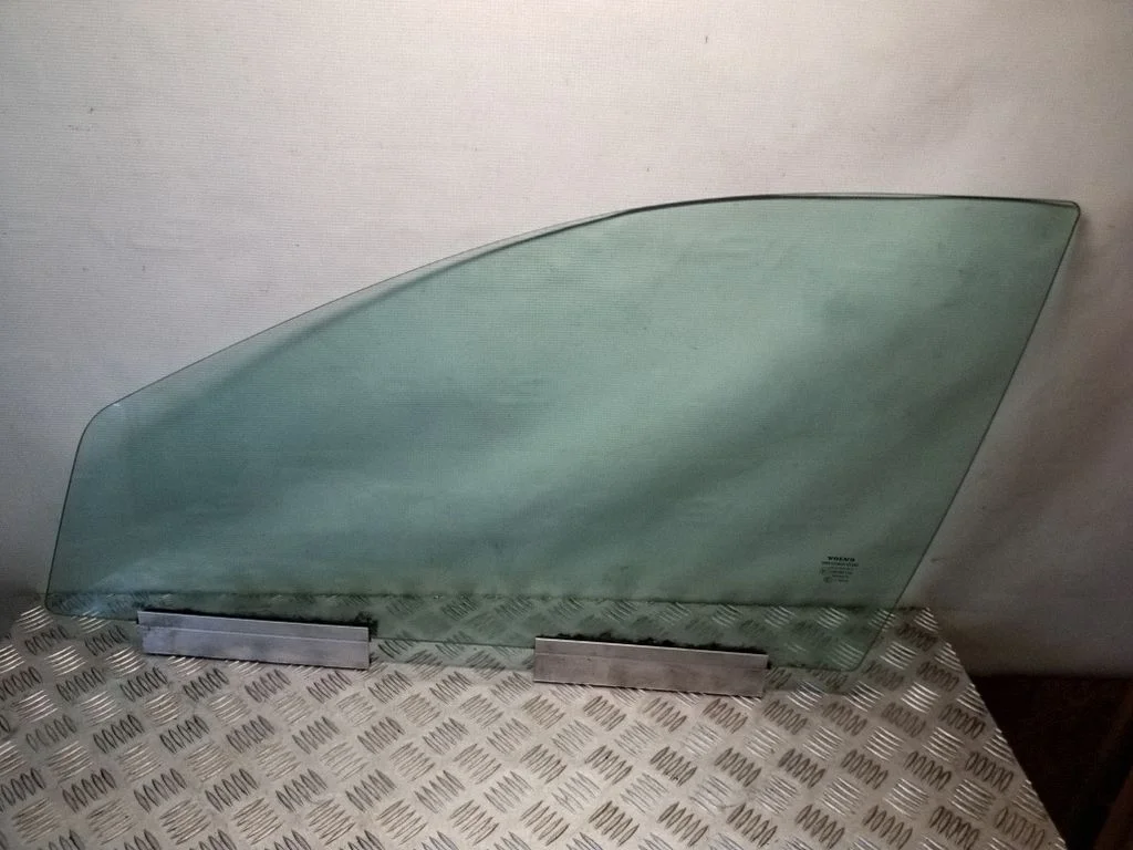 Galvenais priekšējo durvju stikls (četrdurvju) – kreisā
