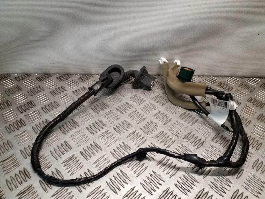Aizmugurējo durvju vadu instalācija – Nissan Juke I F15 (2010-2018)
