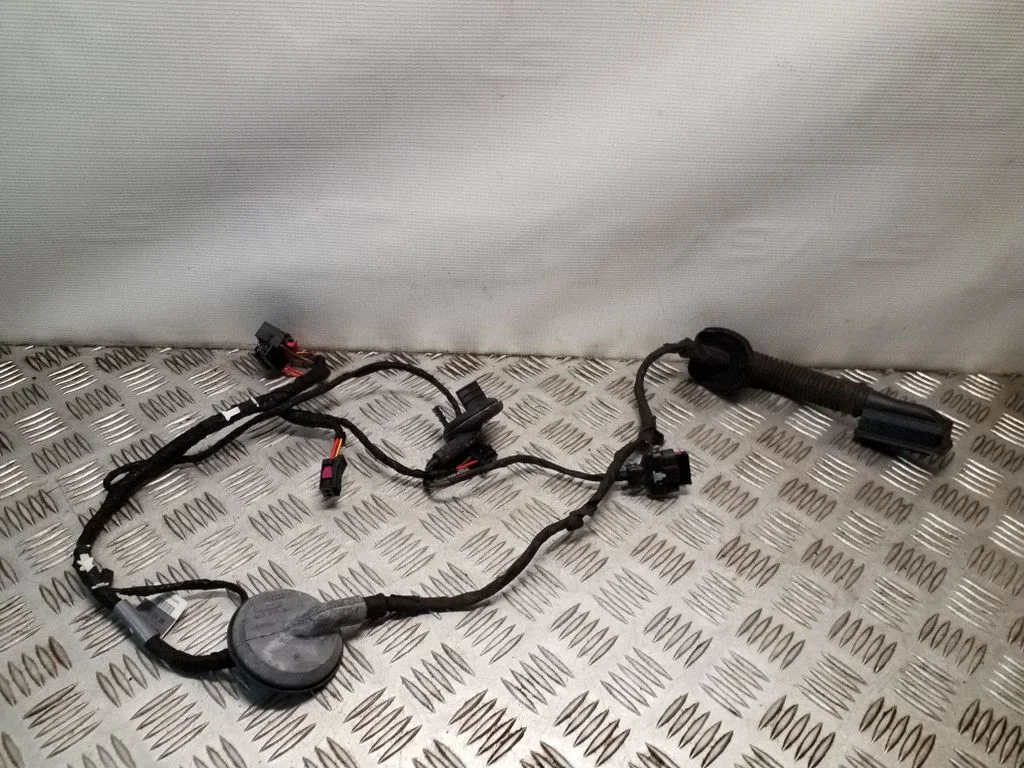 Aizmugurējo durvju vadu instalācija 8T8971687J
