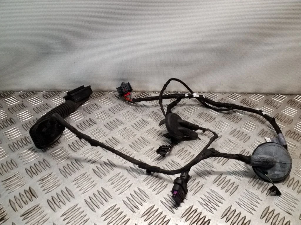 Aizmugurējo durvju vadu instalācija 8T8971688J