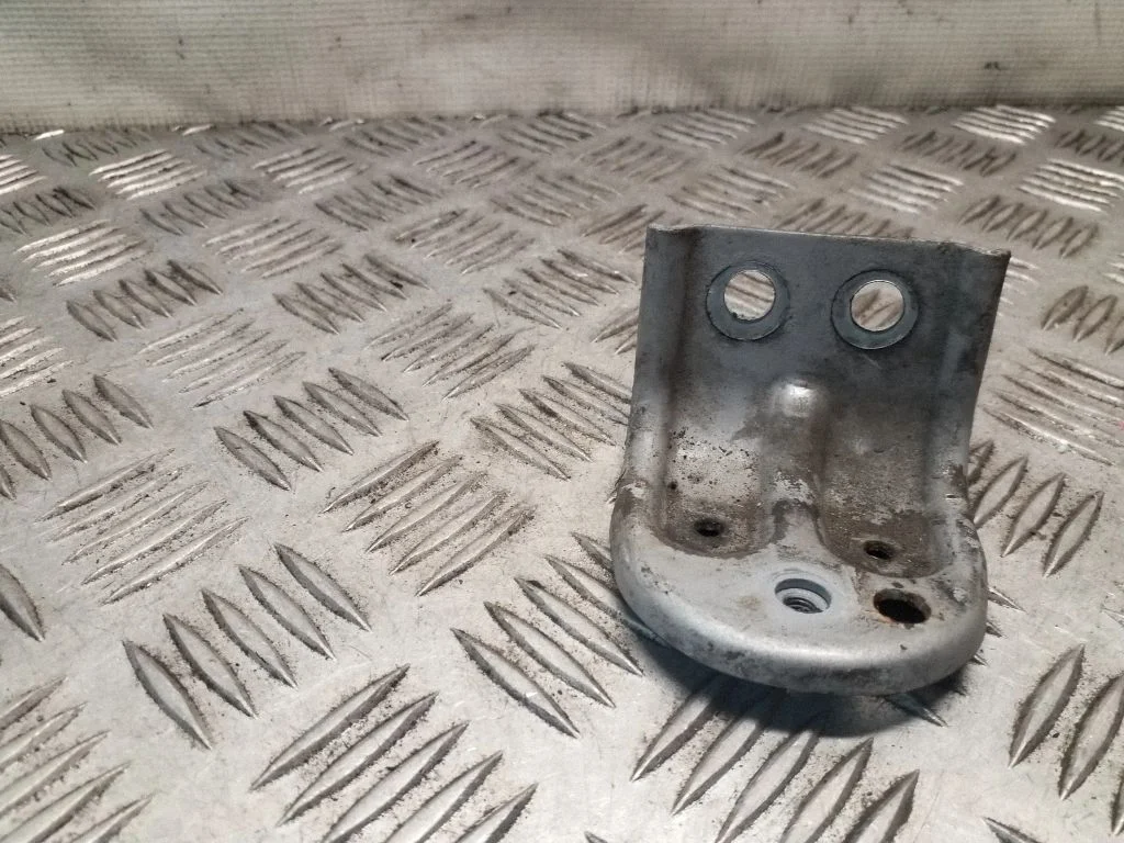 Radiaatori tugipaneeli klamber