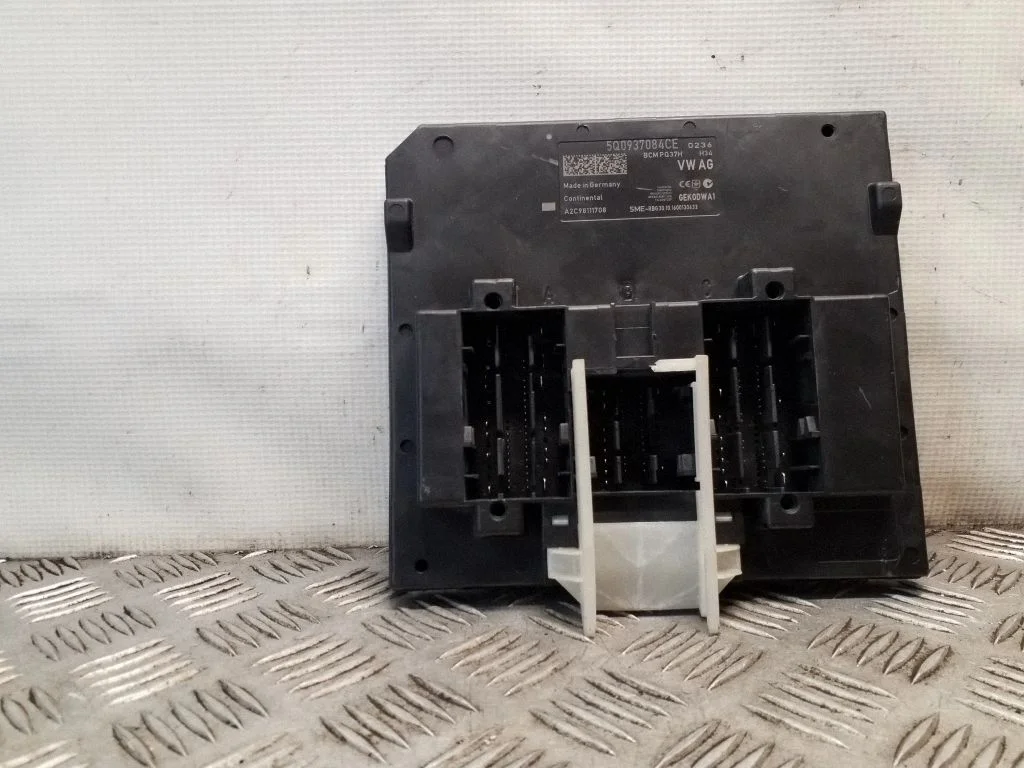Comfort/convenience module 5Q0937084CE