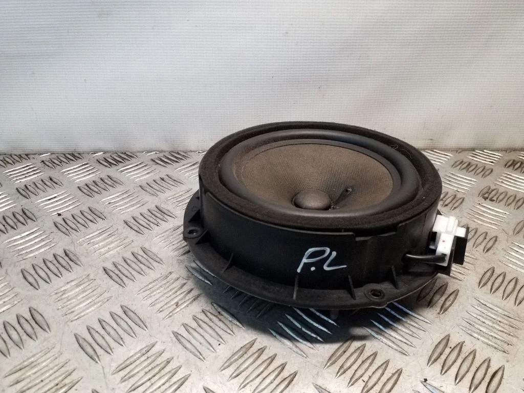 Skaļrunis (-ņi) priekšējās durvīs 963302P301