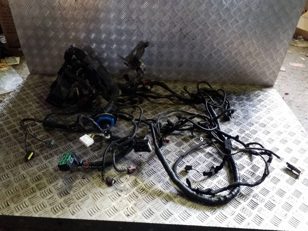 Motora vadu instalācija