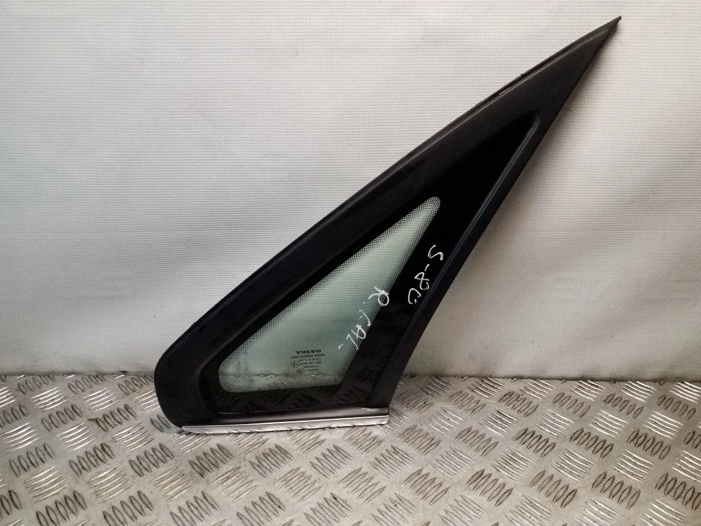 Rear side window – right