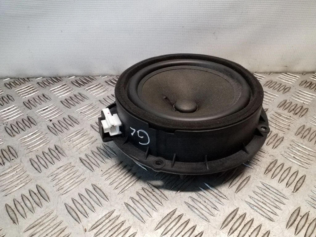 Skaļrunis (-ņi) aizmugurējās durvīs 963302P301