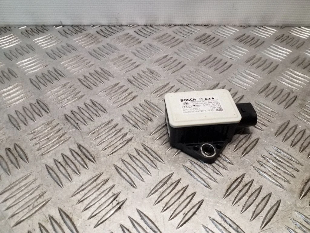 ESP (stabiilsussüsteemi) andur (pöördekiirusandur) 8R0907637B