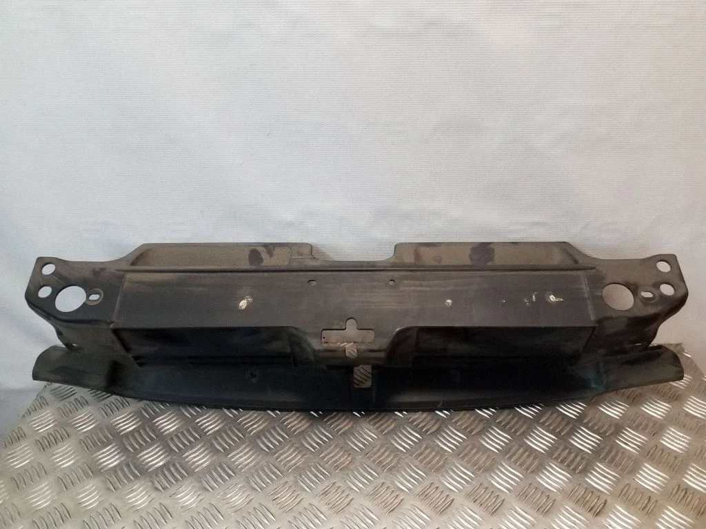 Radiator trim – Hyundai Santa Fe (2000-2006)