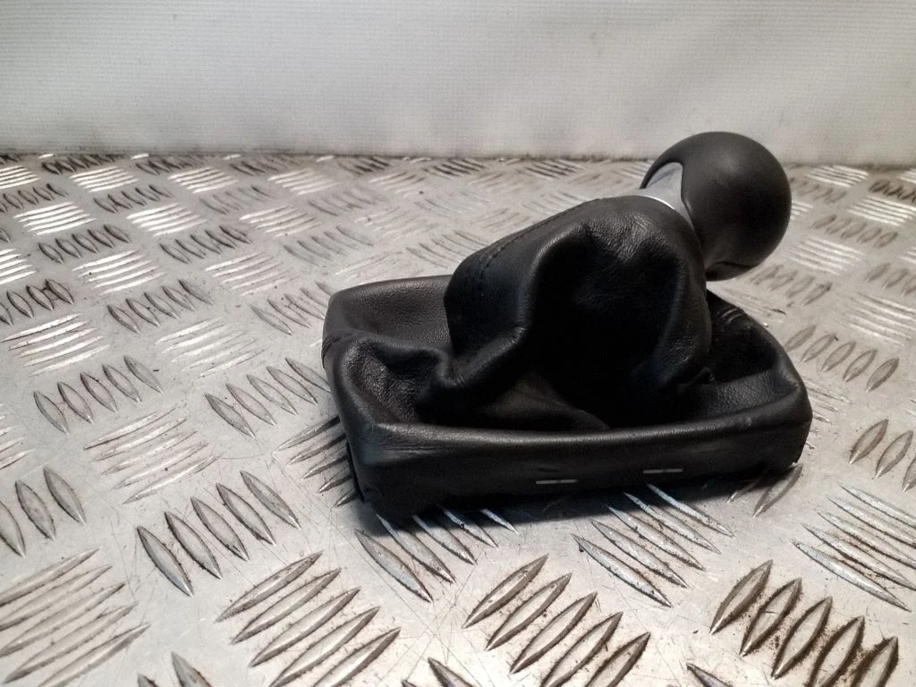 Pārnesumu pārslēga sviras apdare (āda, poga)