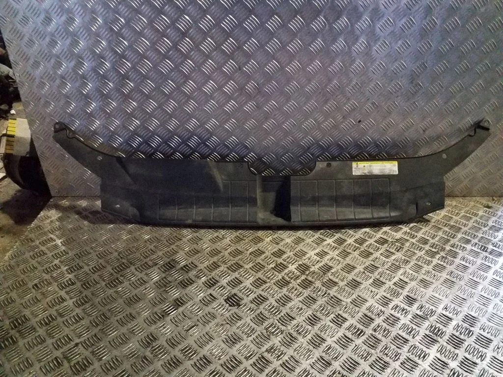 Radiatoru paneļa augšējā daļa 8R0807081