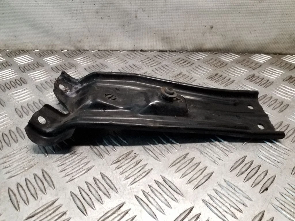 Radiator mount bracket 5NA805567