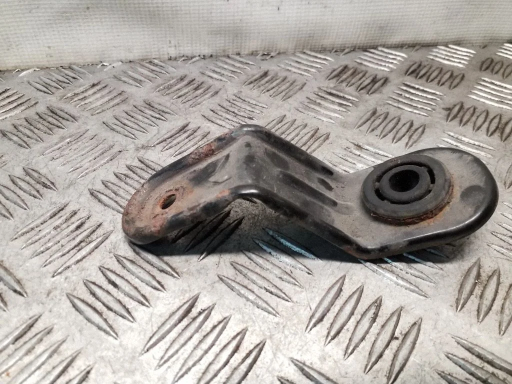 Radiator mount bracket