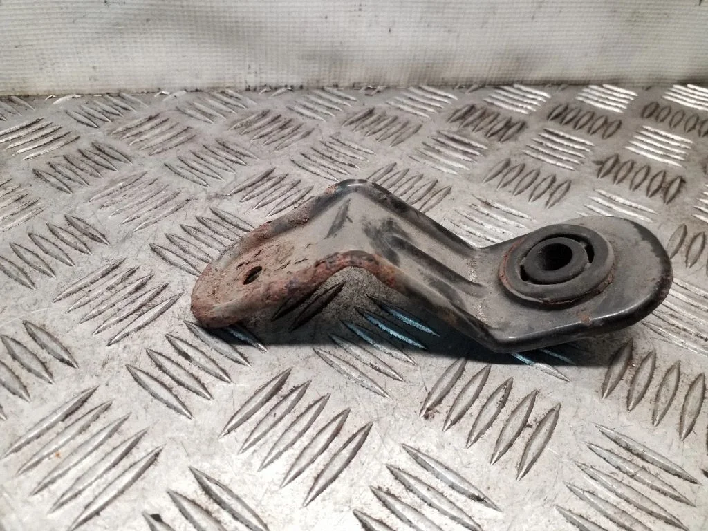 Radiator mount bracket