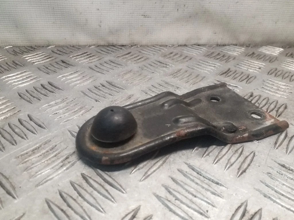 Radiator mount bracket