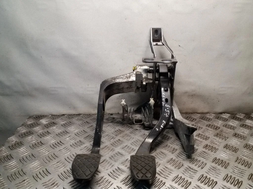Pedal assembly – Volkswagen Passat B5.5 (2001-2005)