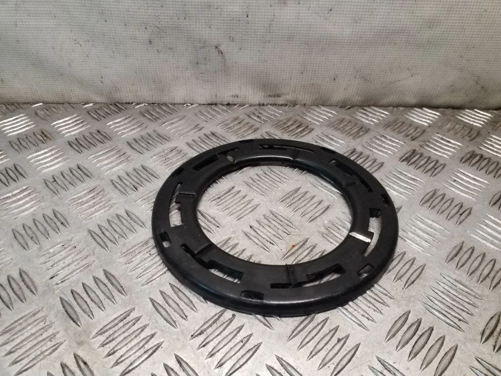 In tank fuel pump screw locking ring/nut