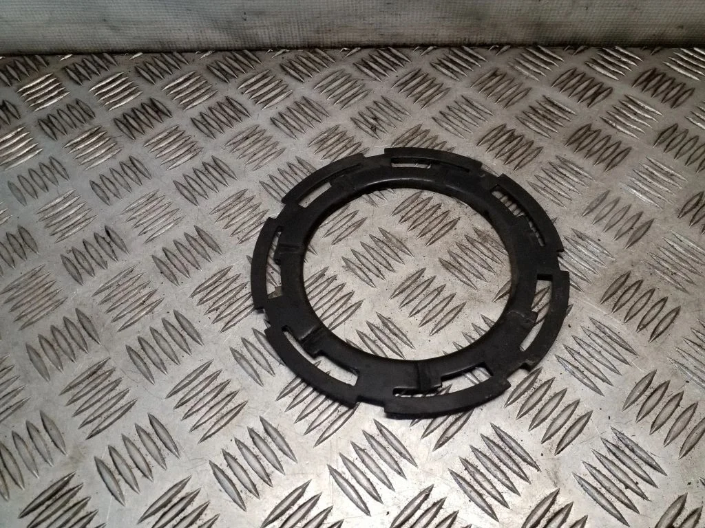 In tank fuel pump screw locking ring/nut