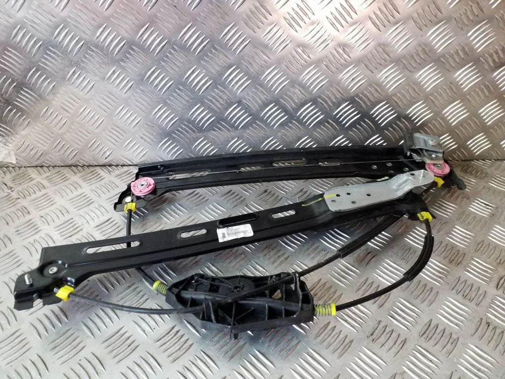 Slankiojančių durų el. lango pakėlimo mechanizmas be varikliuko