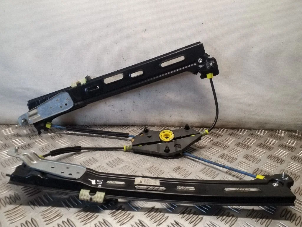 Slankiojančių durų el. lango pakėlimo mechanizmas be varikliuko