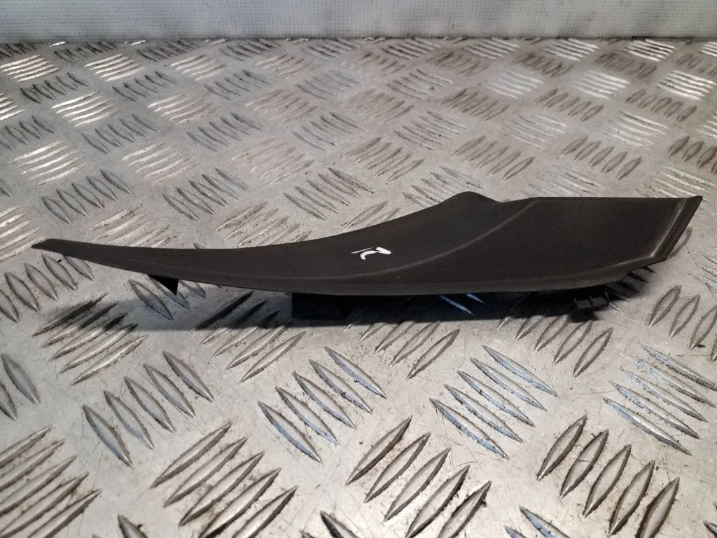 Windshield trim – Toyota Auris E180 (2012-2018)
